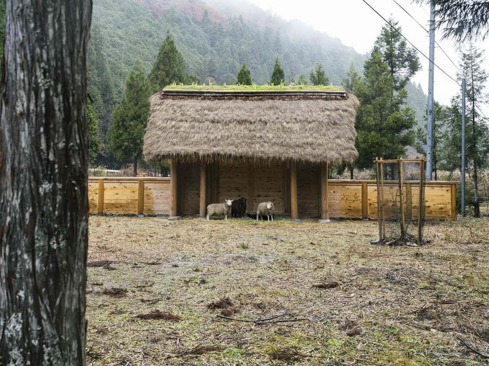 茅葺きの羊小屋